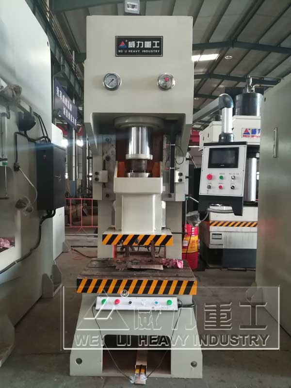 125噸液壓沖床車間實物圖