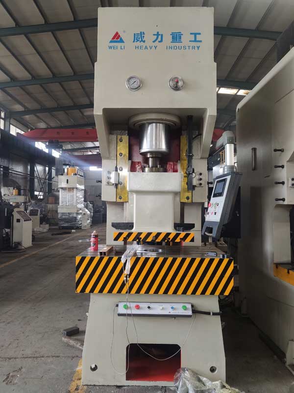 200噸伺服液壓沖床車間實(shí)物圖