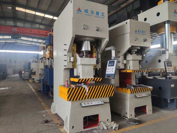 200噸快速液壓沖床車間現(xiàn)貨圖