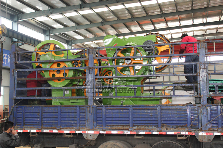 沖壓機(jī)床訂購(gòu)型號(hào)為:J23開(kāi)式可傾沖壓機(jī)床(沖床):3臺(tái),J21開(kāi)式固定臺(tái)沖壓機(jī)床(沖床):4臺(tái)。現(xiàn)在貨已發(fā)至寧夏大武口礦機(jī)公司投產(chǎn)使用中,以下為發(fā)貨時(shí)拍攝實(shí)景圖