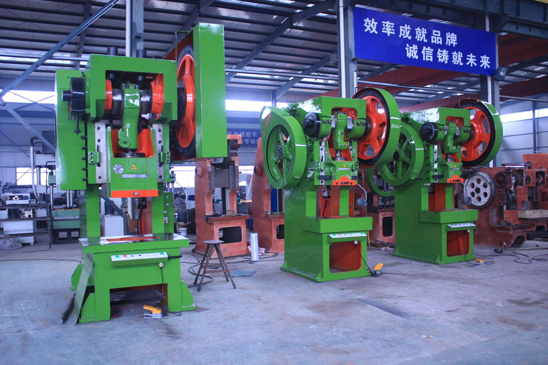 沖壓機(jī)床訂購(gòu)型號(hào)為:J23開(kāi)式可傾沖壓機(jī)床(沖床):3臺(tái),J21開(kāi)式固定臺(tái)沖壓機(jī)床(沖床):4臺(tái)。現(xiàn)在貨已發(fā)至寧夏大武口礦機(jī)公司投產(chǎn)使用中,以下為發(fā)貨時(shí)拍攝實(shí)景圖