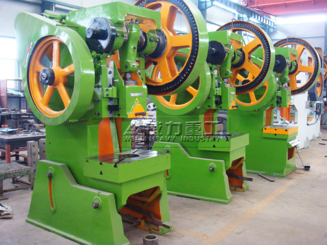 鋁合金外殼沖孔專用沖壓機床生產車間實拍圖