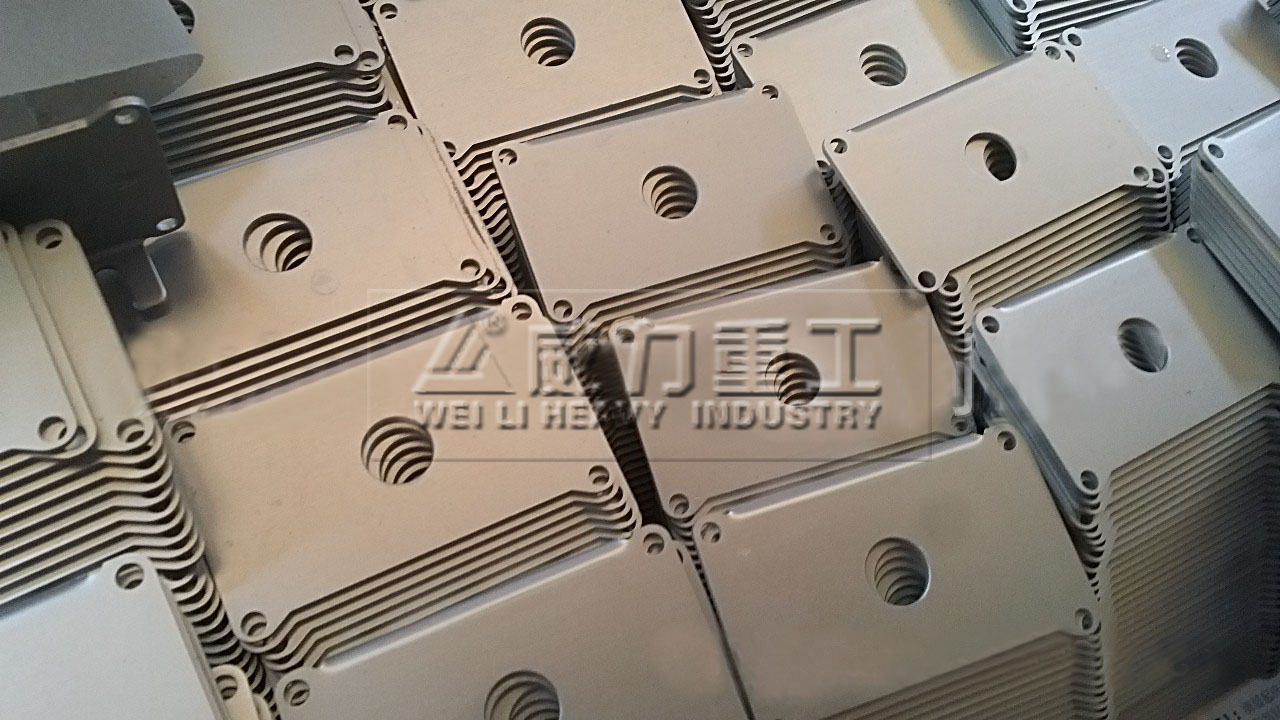 鋁合金外殼沖孔專用沖壓機床用途: 廣泛應用于不銹鋼(鋅鋼、鋁合金、扁鐵、扁鋼、槽鋼、角鐵)型材、風扇廠、空調配件廠、天線廠、貨架廠、金屬家具廠、建筑材料生產企業等五金沖孔加工。